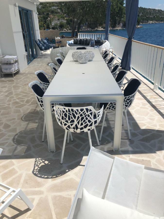 Villa Beline Direct Aan Zee, Verwarmd Zwembad En Sauna Трибани-Крушчица Екстериор снимка